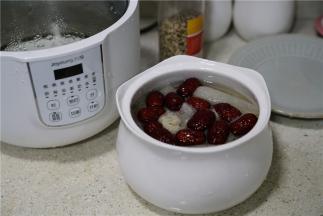 再加入足足的清水，检查炖锅里的水位之后，再将炖盅加至里面。