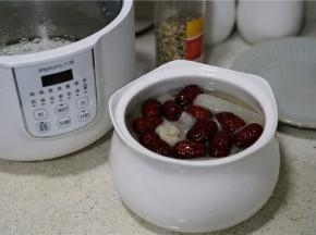 再加入足足的清水，检查炖锅里的水位之后，再将炖盅加至里面。