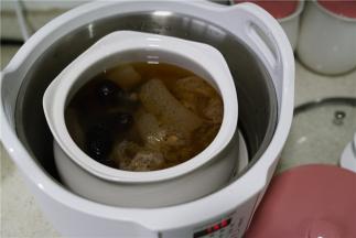 煲汤好了，很是出味哦，因为有红糖的加入，我就不再加糖啦，朋友们按自己的口味来了要不要加