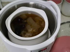 煲汤好了，很是出味哦，因为有红糖的加入，我就不再加糖啦，朋友们按自己的口味来了要不要加