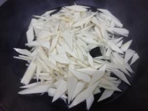 锅中加入适量的水，再加入少许的盐大火烧开，然后把水笋放入锅中，焯水去除涩味