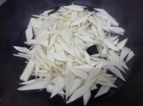 锅中加入适量的水，再加入少许的盐大火烧开，然后把水笋放入锅中，焯水去除涩味
