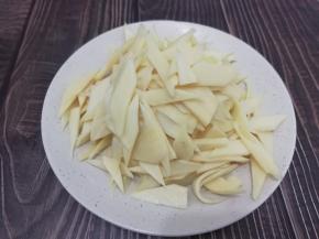 然后捞出沥干水分