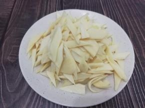 然后捞出沥干水分