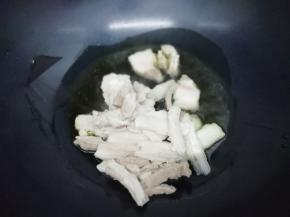 锅中加入适量的油烧到七成热时，把回锅肉放入锅中煸香