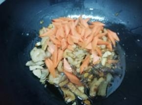 把胡萝卜片放入锅中翻炒片刻