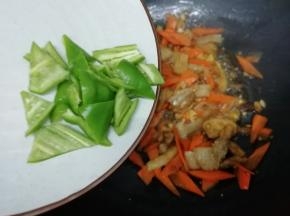 再放入青椒翻炒两下