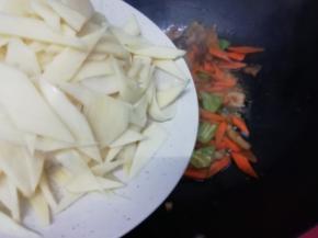 最后放入焯好的水笋，翻炒片刻即可，关火出锅