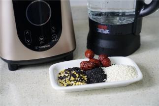 备好所用食材，我用到了黑米芝麻糯米红枣，还有少许的燕麦。