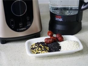 备好所用食材，我用到了黑米芝麻糯米红枣，还有少许的燕麦。