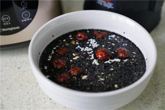 将所用到的食材，提前半小时泡洗。