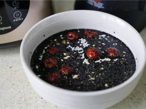 将所用到的食材，提前半小时泡洗。