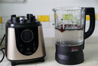 然后将泡洗好的食材入西屋破壁机里面，再加入1200的水位。