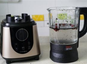 然后将泡洗好的食材入西屋破壁机里面，再加入1200的水位。