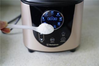 烹煮好之后，按需添加白糖。其实最好呢还是用冰糖，加入之后再点动一下，这样子糖化的更为均匀。