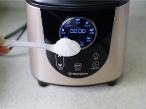 烹煮好之后，按需添加白糖。其实最好呢还是用冰糖，加入之后再点动一下，这样子糖化的更为均匀。