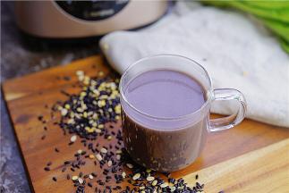 就是这么简单，一杯细滑的双米养生糊就完成啦。