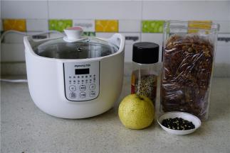 一样的一炖二味，一份是黑米燕麦配藜麦，一份是梨子配桃胶。