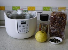 一样的一炖二味，一份是黑米燕麦配藜麦，一份是梨子配桃胶。