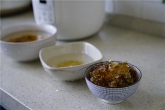 桃胶的挑洗有点费时，我们可以一次多泡一点，然后挑洗好之后分袋冷冻保存，如果先大碗水泡至八小时以上，然后小碗水一粒一粒挑出杂质，第三个小碗里的就是挑好的桃胶啦。
