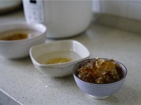 桃胶的挑洗有点费时，我们可以一次多泡一点，然后挑洗好之后分袋冷冻保存，如果先大碗水泡至八小时以上，然后小碗水一粒一粒挑出杂质，第三个小碗里的就是挑好的桃胶啦。
