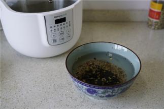 然后藜麦黑米燕麦也量样的要泡洗一下，因为要当粥品所以食材的量会多一点。