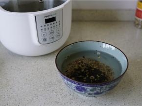 然后藜麦黑米燕麦也量样的要泡洗一下，因为要当粥品所以食材的量会多一点。