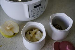 分别将二款搭配的食材洗好控水，入小炖盅里面。