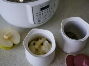 分别将二款搭配的食材洗好控水，入小炖盅里面。