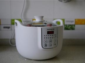 然后在炖锅里加入炖制需要的水，有水位标志，不要过少也不要过多。然后再约一下自己想要的时间。