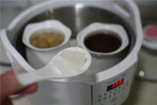 炖制好之后，按个人口味添加冰糖。