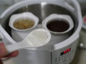 炖制好之后，按个人口味添加冰糖。