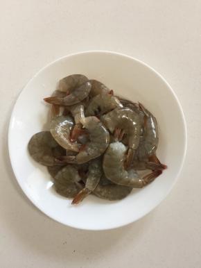 基围虾解冻后，去掉虾头。
