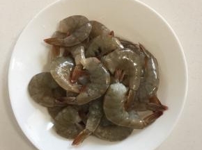 基围虾解冻后，去掉虾头。