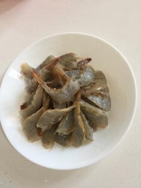 去掉虾线，把虾清洗干净沥干水分备用。