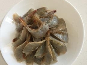 去掉虾线，把虾清洗干净沥干水分备用。