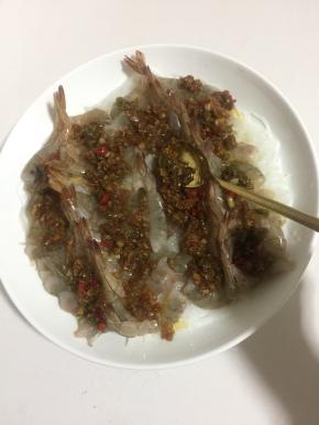 把熬好的蒜蓉酱汁儿均匀的浇在虾上。