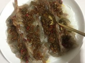 把熬好的蒜蓉酱汁儿均匀的浇在虾上。