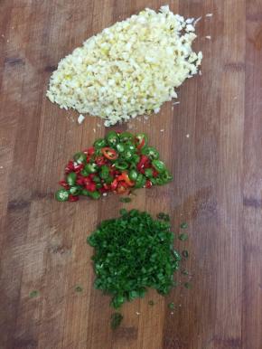 蒜瓣剥皮剁成蒜蓉，小米辣切成圈儿，葱切成葱花备用。