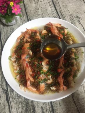 锅烧热倒入适量的香油，烧至冒烟，均匀的浇在蒸好的虾上面即可。