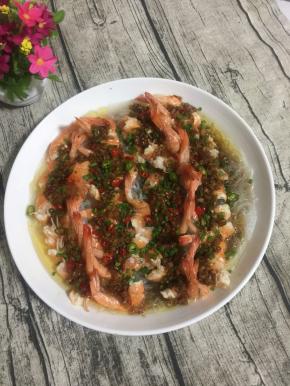 从蒸锅里取出来，淋入适量的蒸鱼豉油，撒上适量的葱花。