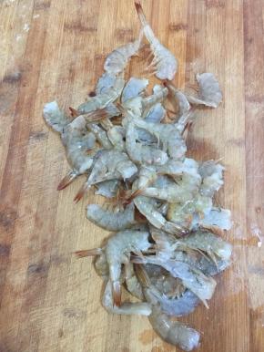 把虾对半切开，虾尾相连着不要切断。