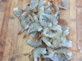把虾对半切开，虾尾相连着不要切断。