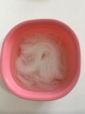 粉丝提前用温水泡软备用。