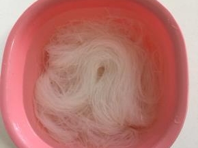 粉丝提前用温水泡软备用。