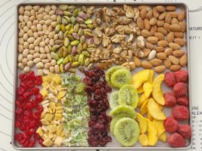 果干，果脆均可。根据个人口味来选择。如果把果脆换成果干为：果干60克，坚果60克。