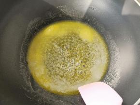 注意一定一定要用不粘锅，把黄油放入锅中，开小火加热至融化。