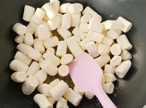放入棉花糖翻炒，不要炒时间太长。