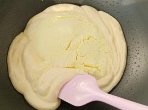 棉花糖化开马上加奶粉与海盐（可不加)，翻拌均匀关火。