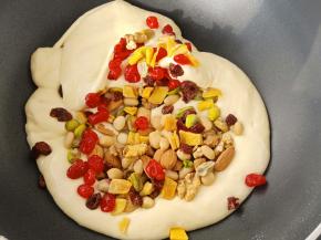 然后倒入果干/果脆、坚果等翻炒均匀。